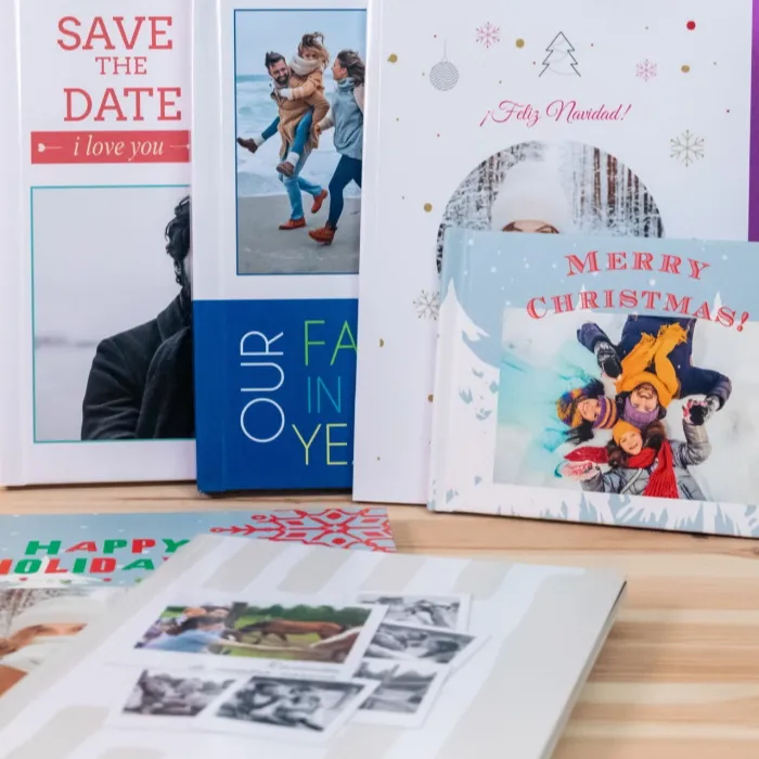Álbum de fotos profesional abierto sobre una mesa