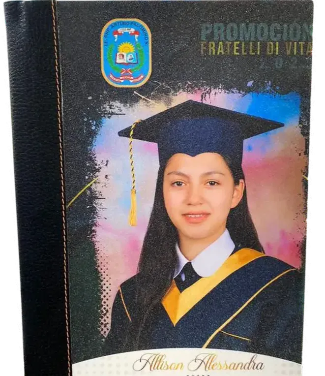 Anuario escolar abierto mostrando fotos de estudiantes