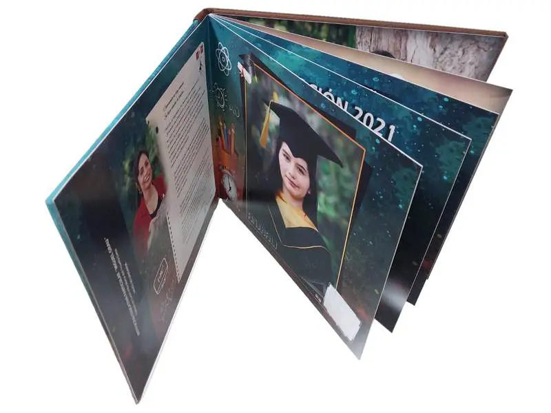 Páginas interiores de un anuario impreso en papel fotográfico